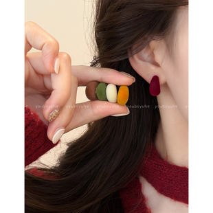 复古秋冬红色植绒耳环女2026新年独特漂亮银针耳钉适合冬天的耳饰
