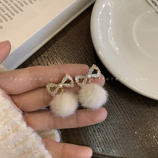 2025新款 蝴蝶结毛绒毛球耳钉女小众高级感可爱耳环甜美独特耳饰品