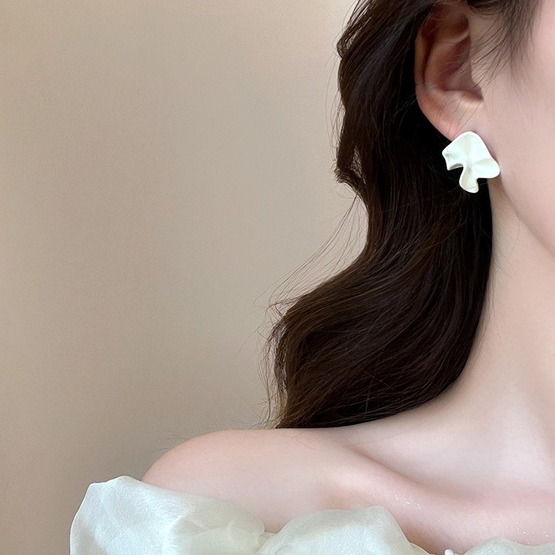 不规则奶油白褶皱耳钉高级感耳环