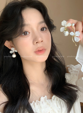 超仙白色花瓣珍珠耳钉女小众独特不对称设计耳环2026新款耳坠耳饰