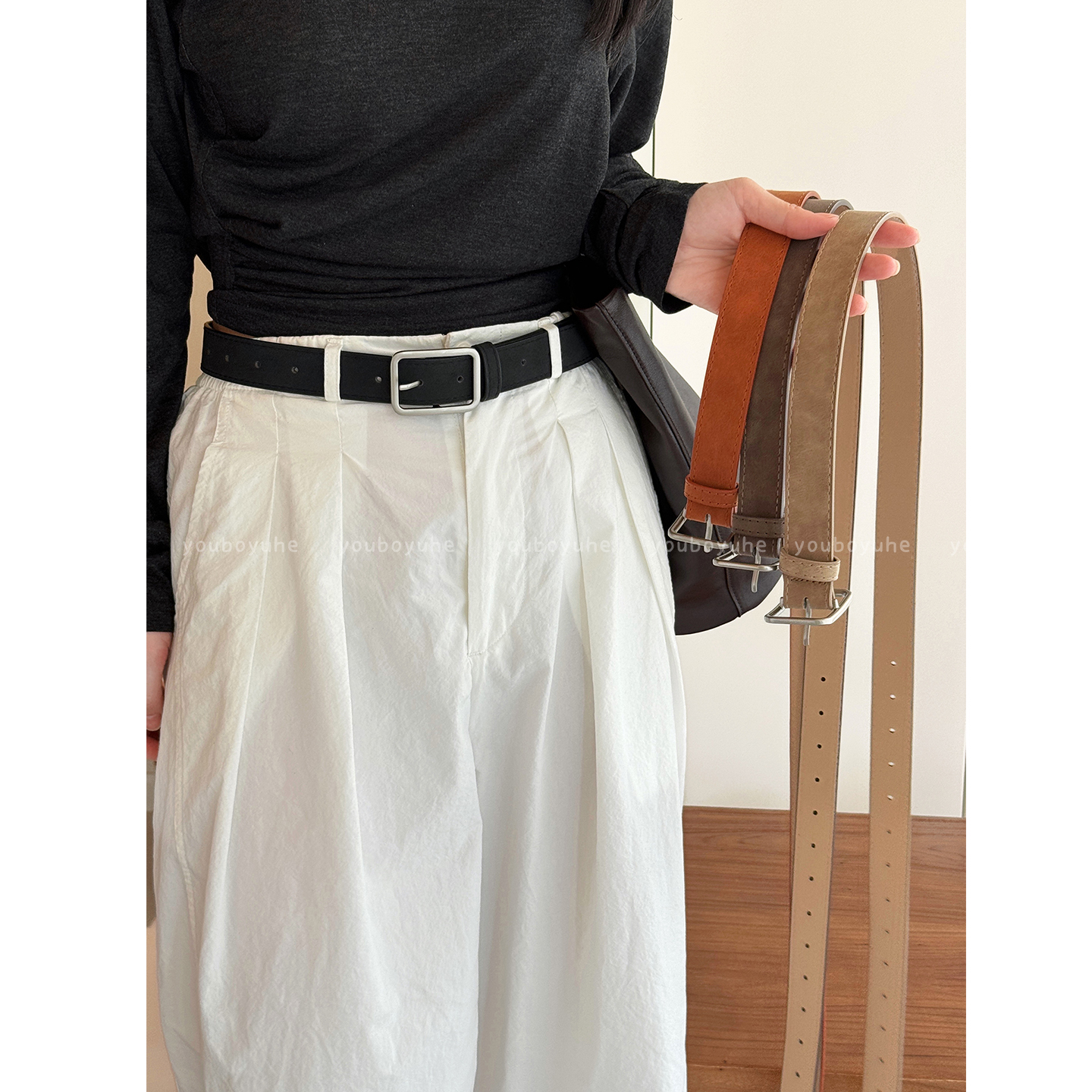 复古绒面宽边卡扣配牛仔裤腰带