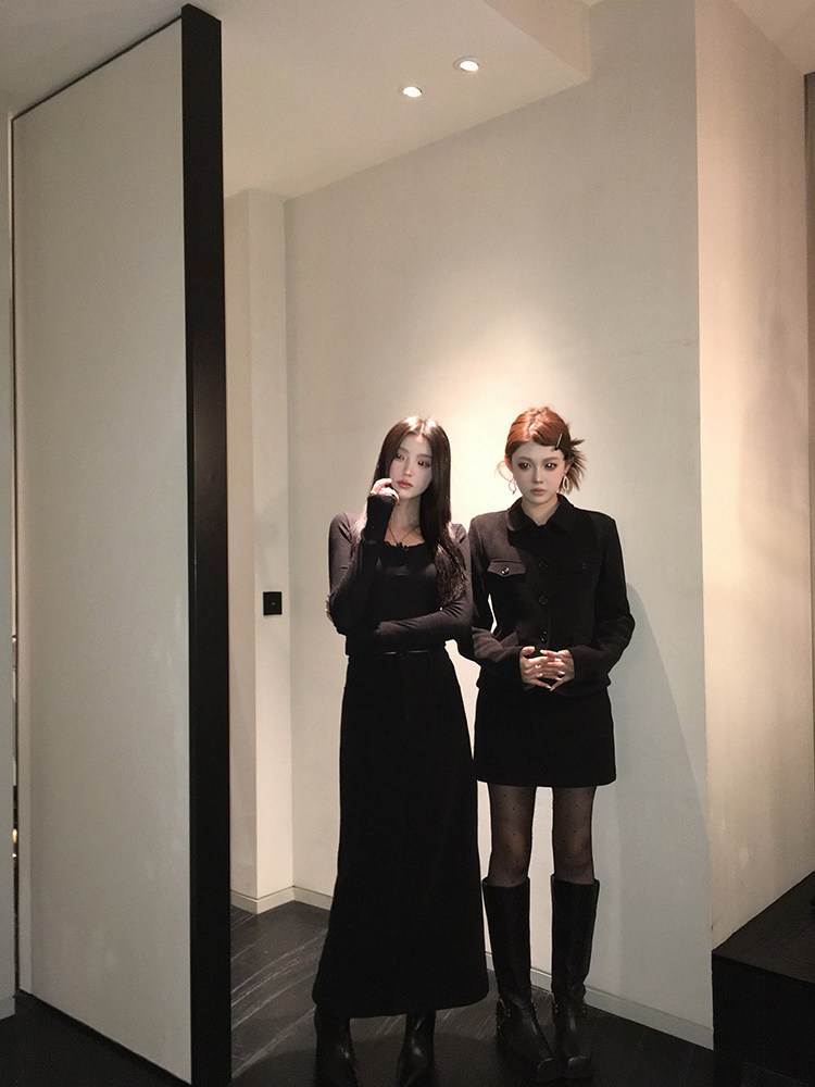 명계 딸 파난키에는 라펠과 벨벳 수트 재킷과 스커트 투피스 세트를 매치해 여성스러운 스타일을 연출했다