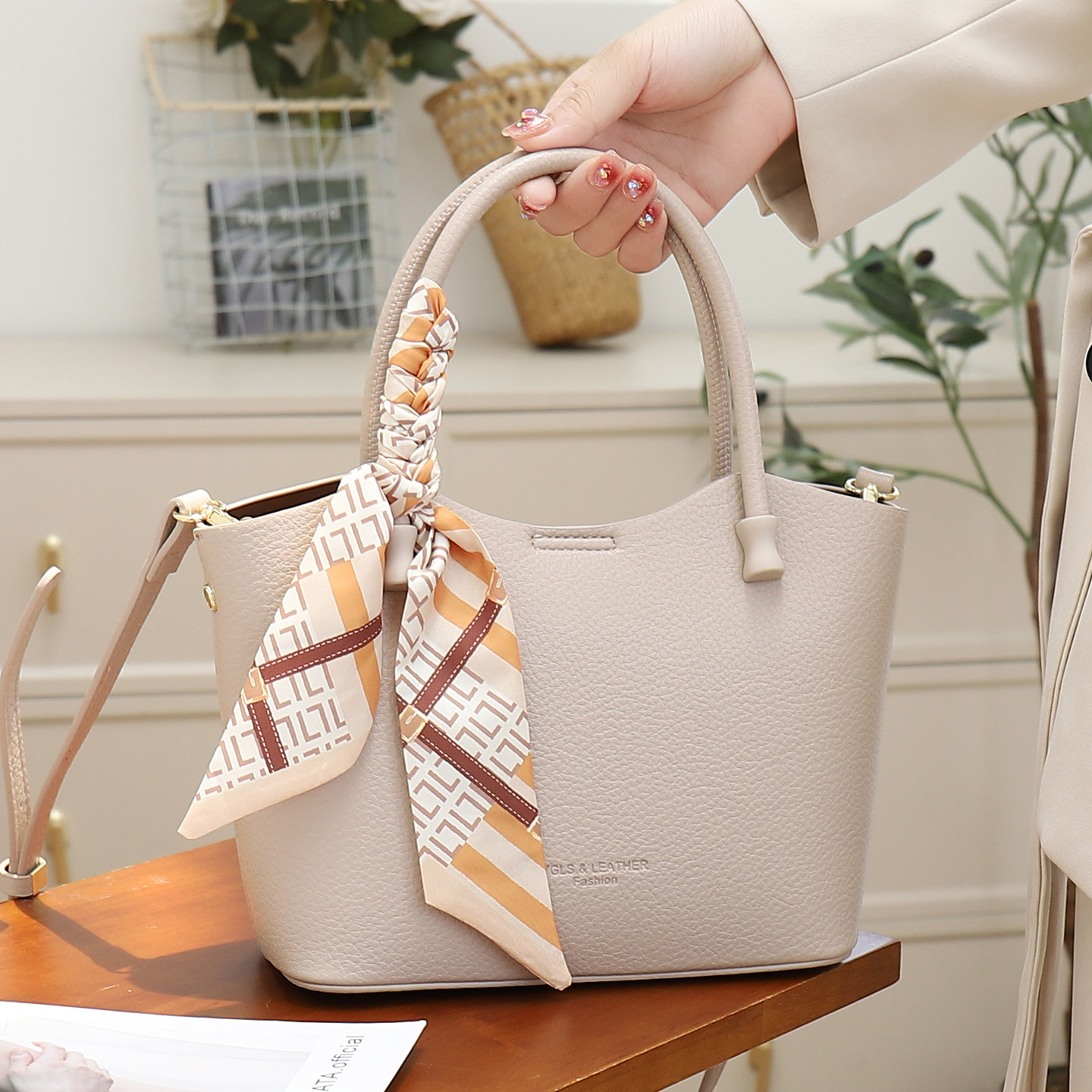 手提包小拎包2025新款女包高级感女士精致高档通勤大气斜挎单肩包