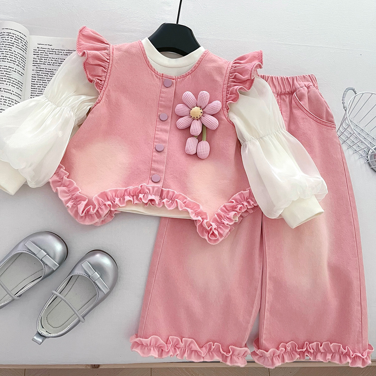 春秋女童套装新款2025花朵牛仔背心上衣打底衫花边阔腿裤三件套