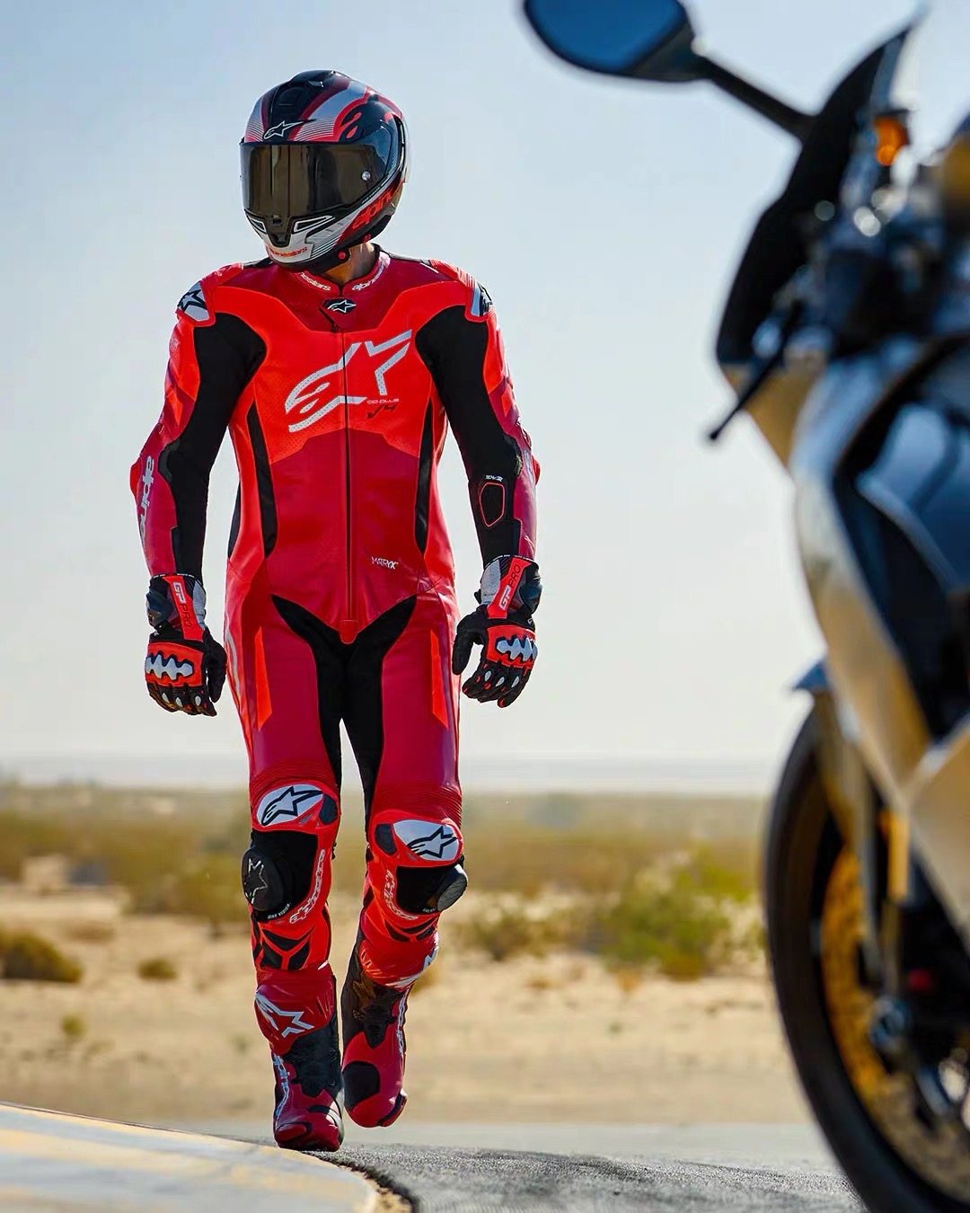 量身定制GP PLUS V4连体皮衣摩托车骑行服红色非a星防摔通勤男女