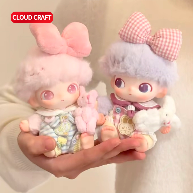 适用DIMOO4代新生日记系列可爱娃衣抱抱兔背带裤套装搪胶毛绒挂件