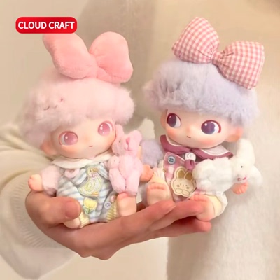 适用DIMOO4代新生日记系列可爱娃衣抱抱兔背带裤套装搪胶毛绒挂件