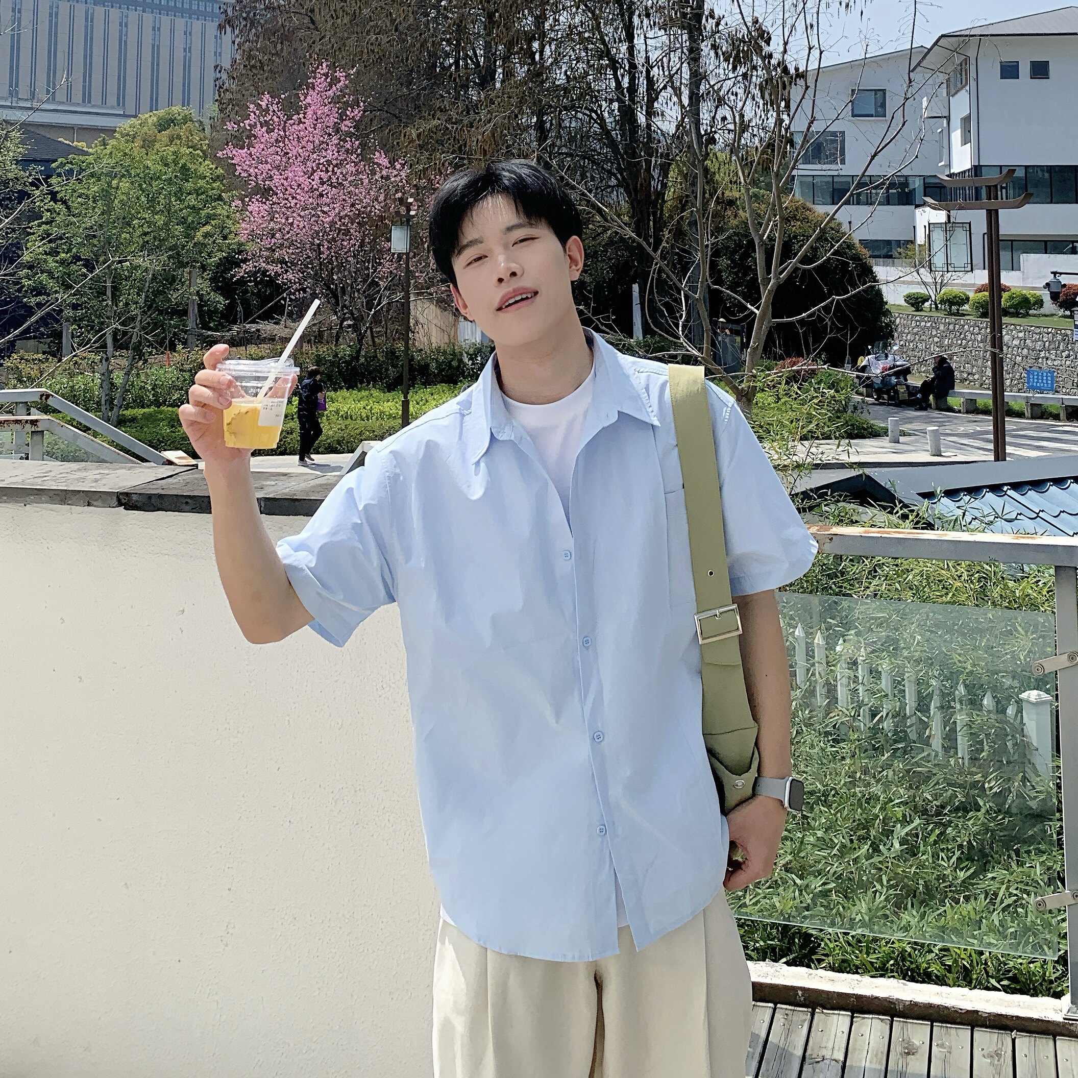 夏季简约百搭蓝色口袋短袖衬衫男图片