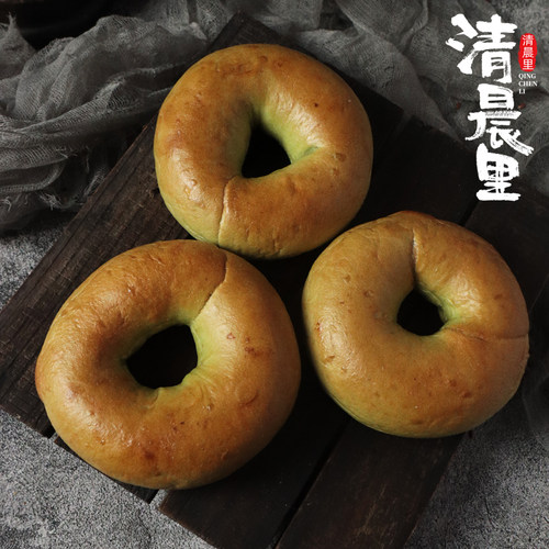 清晨里贝果抹茶红豆面包