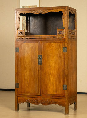 海南黄花梨卷草纹带围栏亮格柜