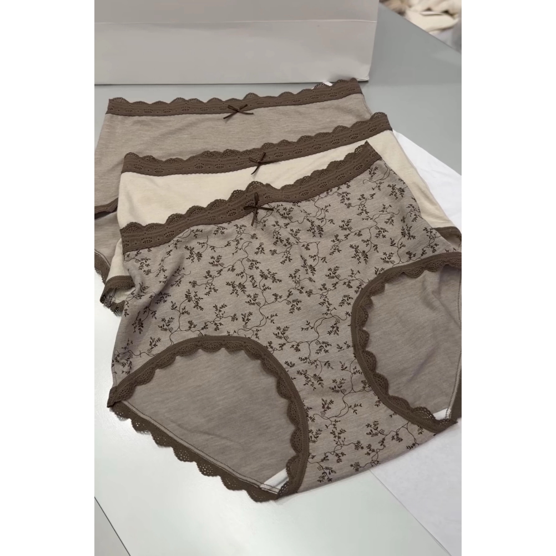 秒发诗歌兰2025新款 12218温柔美式莫代尔棉蕾丝花边碎花内裤女