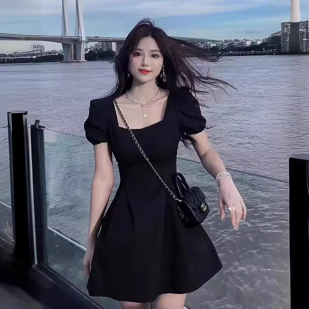 赫本风小黑裙女夏季新款法式复古方领中长款黑色泡泡袖连衣裙中裙