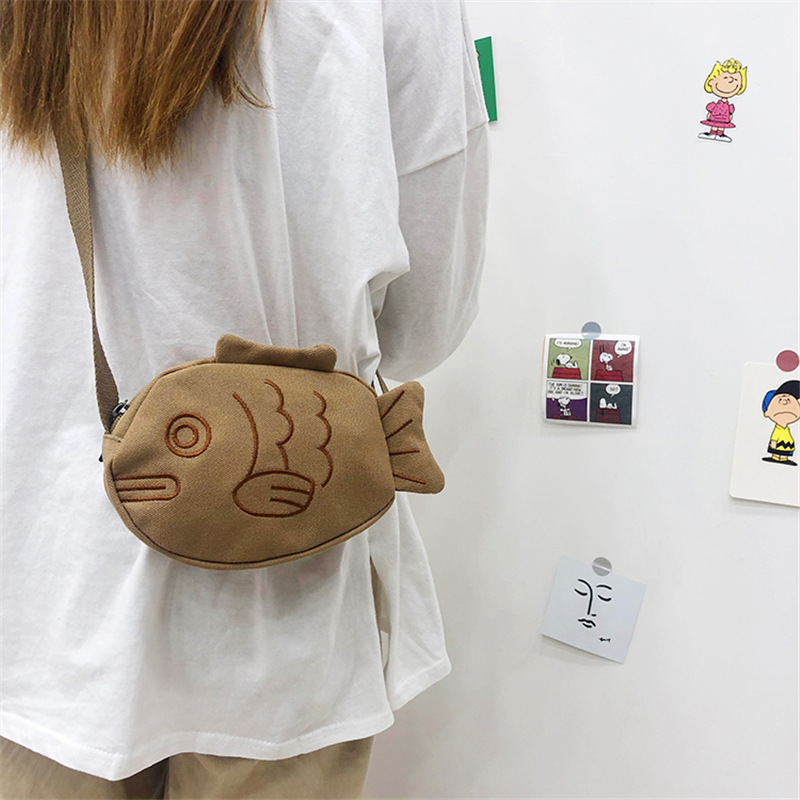 创意丑萌咸鱼帆布包卡通少女软萌刺绣单肩斜挎包日系搞怪学生背包