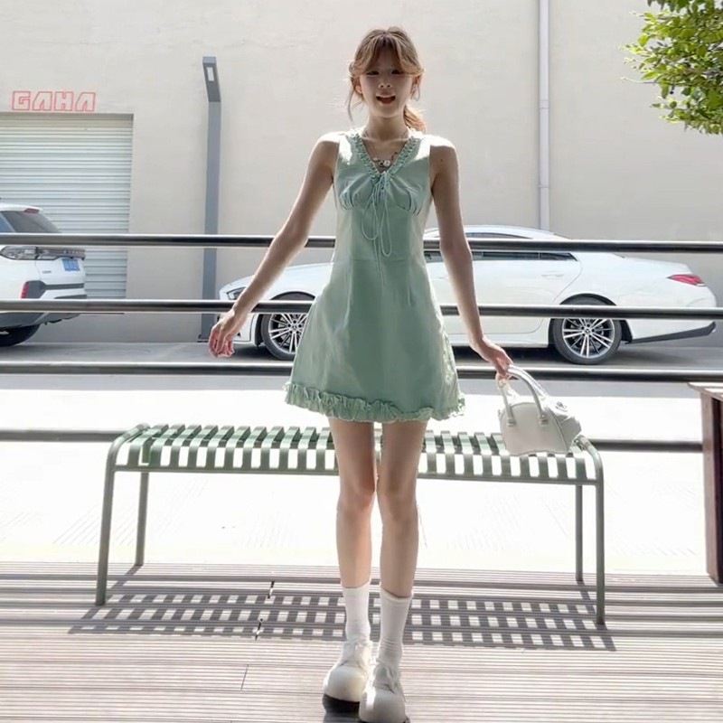 小个子法式绿色无袖v领连衣裙子女夏季2025新款爆款独特漂亮短裙
