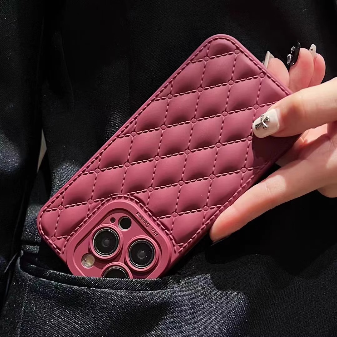 ins风酒红色菱格适用iphone15promax手机壳苹果14硅胶软壳13女冬季暖色保护套12防摔11立体xs直边xr新款78p男