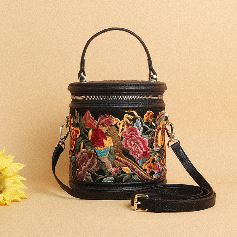 杨丽萍官方旗舰店雀云裳民族风国风新国潮绣花斜跨水桶包手提包女