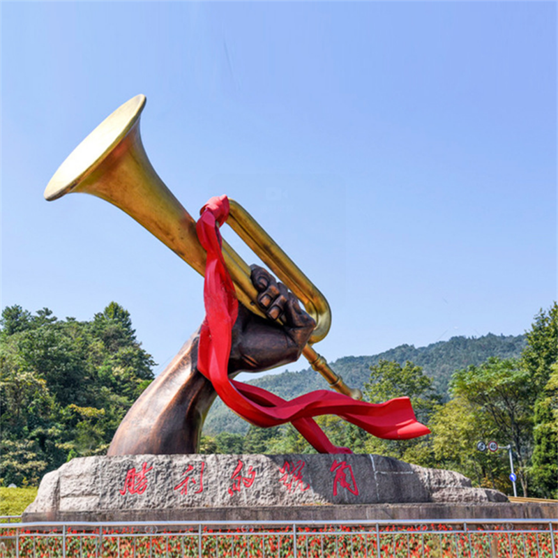 玻璃钢胜利的号角雕塑 冲锋号吹号角手握集结号校园纪念馆摆件