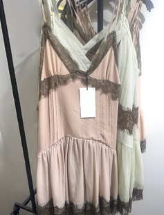 VM NY NB UR2026春甜辣纯欲风蕾丝拼接V领吊带连衣裙女7200305 z