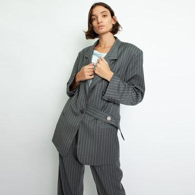 系腰带竖条纹V领灰黑色西装外套