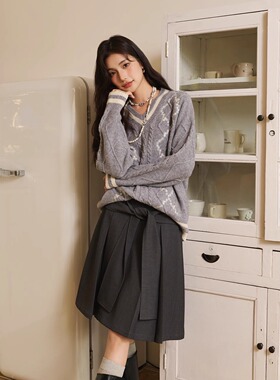 Three Quarters24秋季 灰色羊毛刺绣绞花v领毛衣系带羊毛高腰褶裙