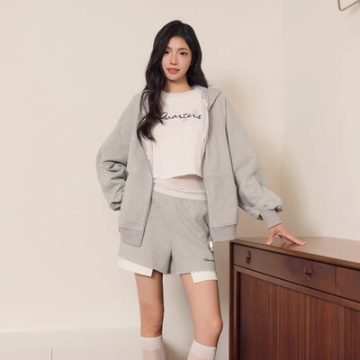 Three Quarters25灰色烫钻新年图案连帽卫衣宽松卫衣短裤套装