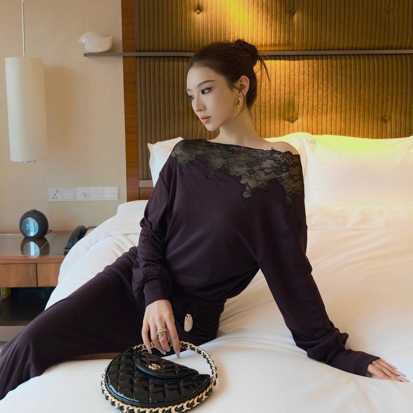 CNLEEWEI 26SS新品 V领链条拼接蕾丝绣花正反两穿针织上衣 长半裙