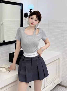 Three Quarters25SS 灰色镂空烫银修身弹力T恤拼腰头百褶短裙裤