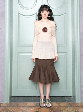 【折】LUMING ROOM 秋冬新款一字肩花朵装饰波浪下摆针织上衣百搭