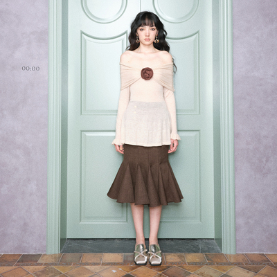 【折】LUMING ROOM 秋冬新款一字肩花朵装饰波浪下摆针织上衣百搭