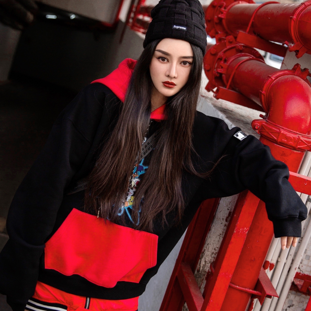 【红SM】CHRISOU BY DAN欧阳丹卡通字母连帽印花撞色卫衣