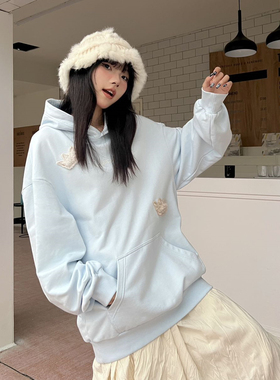 Andrea Martin24早春新款蓝色趣味珍珠字套头连帽卫衣百搭木兰