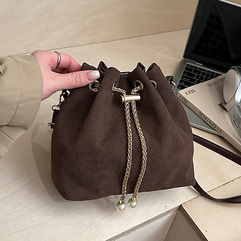 2025冬季新款磨砂面水桶包女复古百搭单肩斜挎包链条抽绳小众设计,箱包皮具/热销女包/男包,水桶包,淘宝优惠券,粉丝福利购,淘宝优惠卷