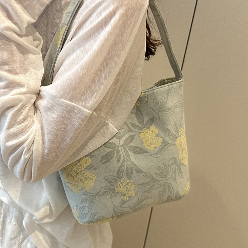 2025高级感小众花朵设计腋下包女