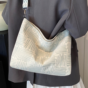 2025冬季帆布托特包女大容量简约宽肩带单肩斜挎包小众设计通勤包