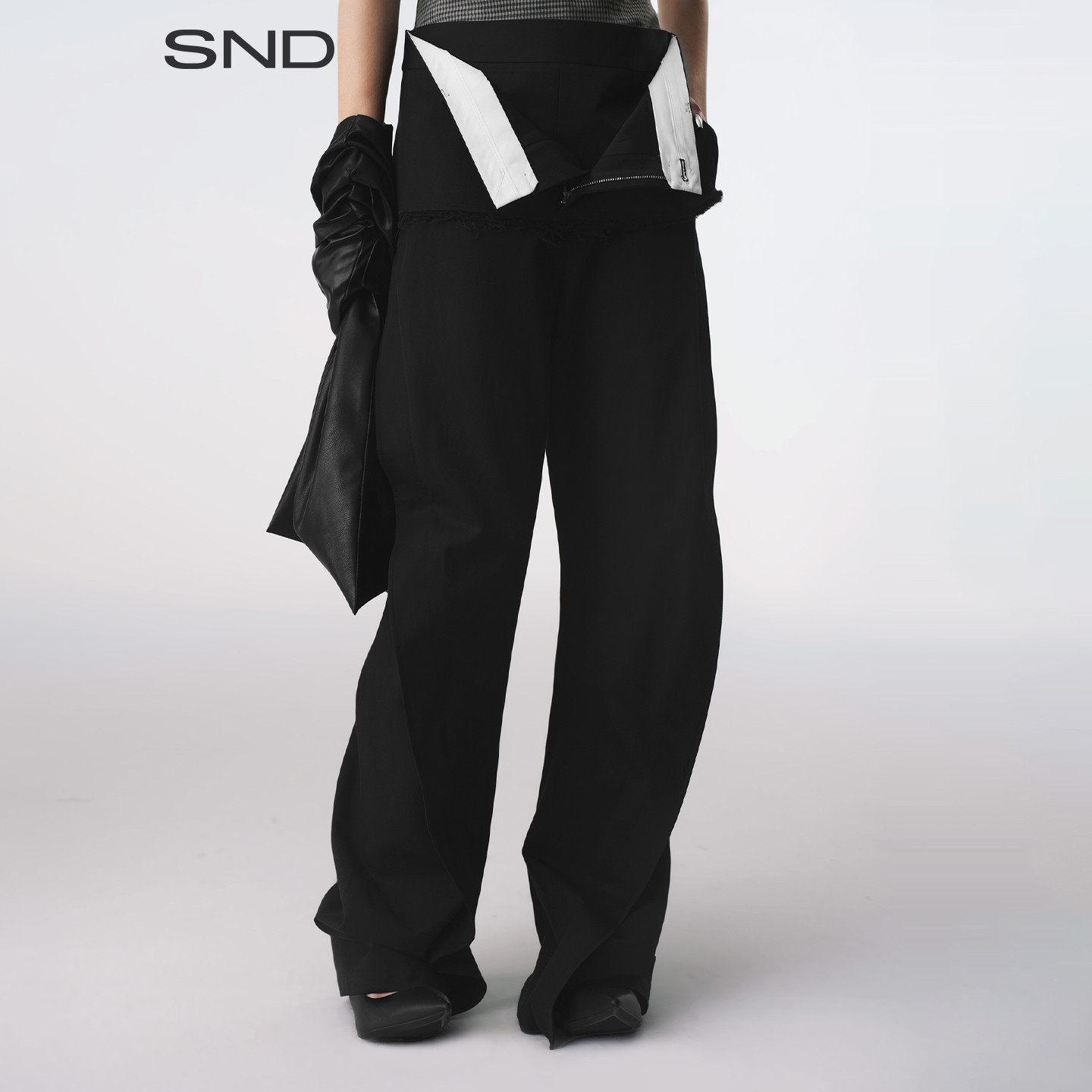 SS26机能立体搭片弯刀西裤女款图片
