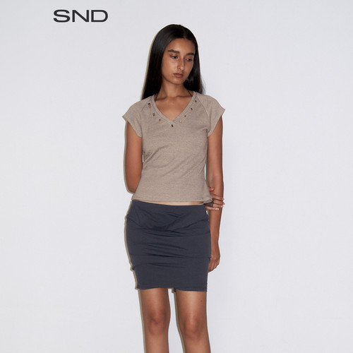 SNDSS25复古钉珠V领T女款