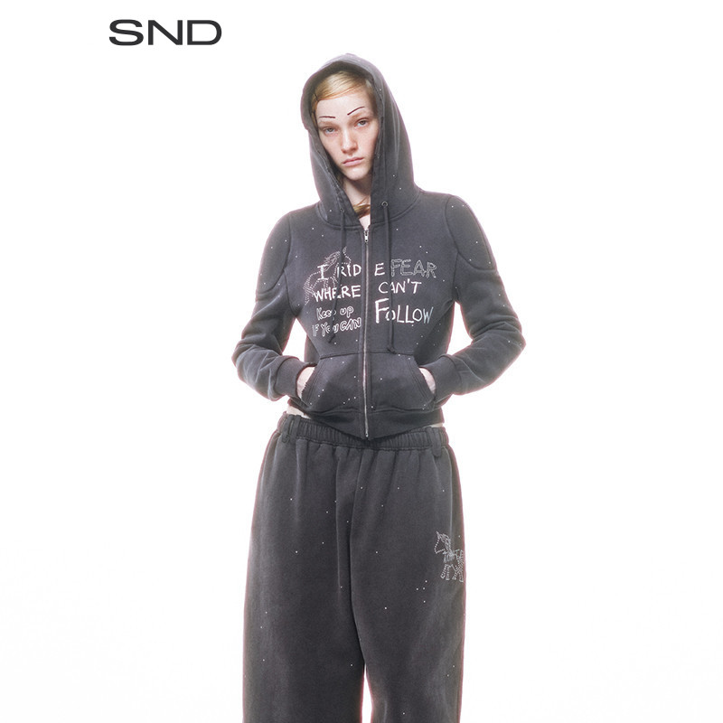 【TRINITE 设计师品牌】SND AW25水洗做旧机车感烫钉印花连帽卫衣