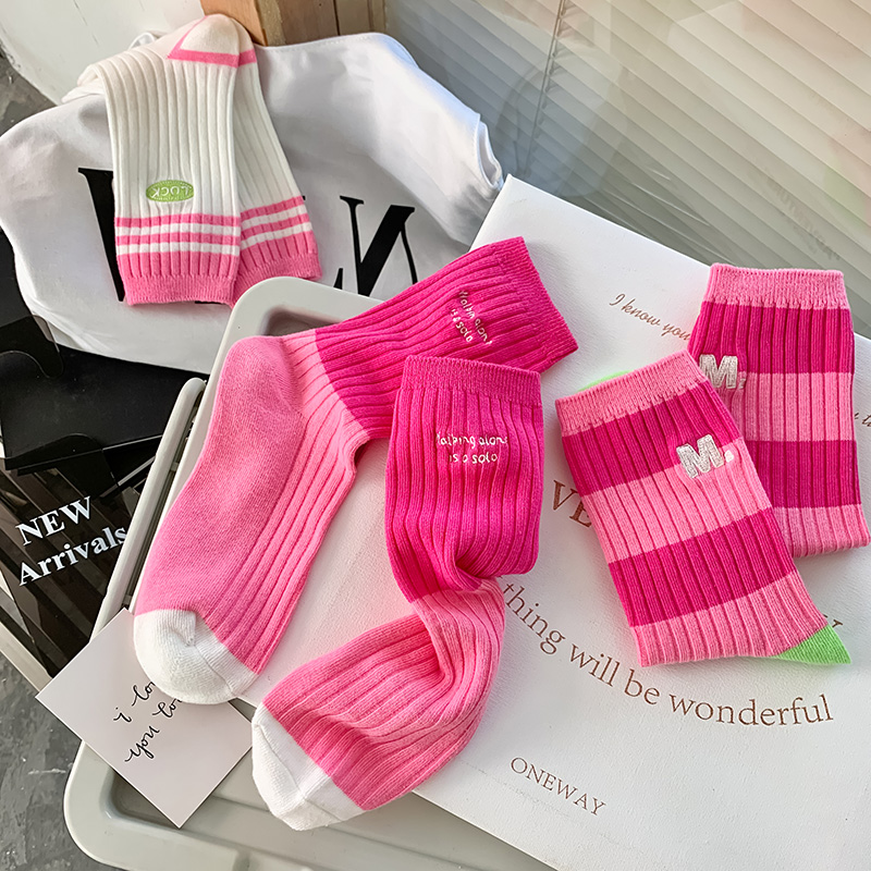 玫红色袜子女双针拼接条纹中筒袜