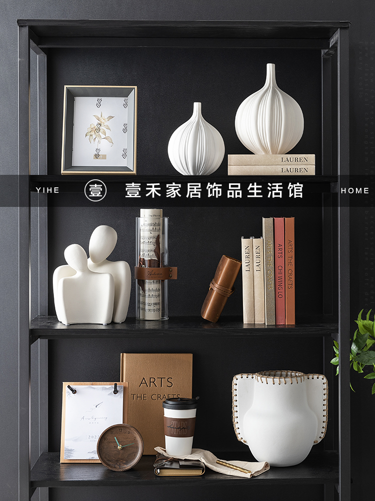 复古风样板间书房书架陈列摆件