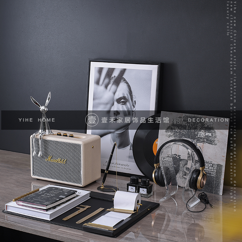 轻奢系样板间书房装饰品音乐主题耳机音箱装饰画唱片组合飘窗搭配