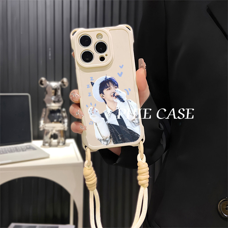 17ProMax唱歌周深iPhone16斜挎手腕挂绳苹果13四角开孔华为Mate80适用防摔15plus手机壳软14周边荣耀500ins风