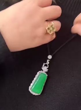 深圳南油＃2026早春款香港巴黎五区AK吊坠项链镶嵌绿色玉石锁骨链