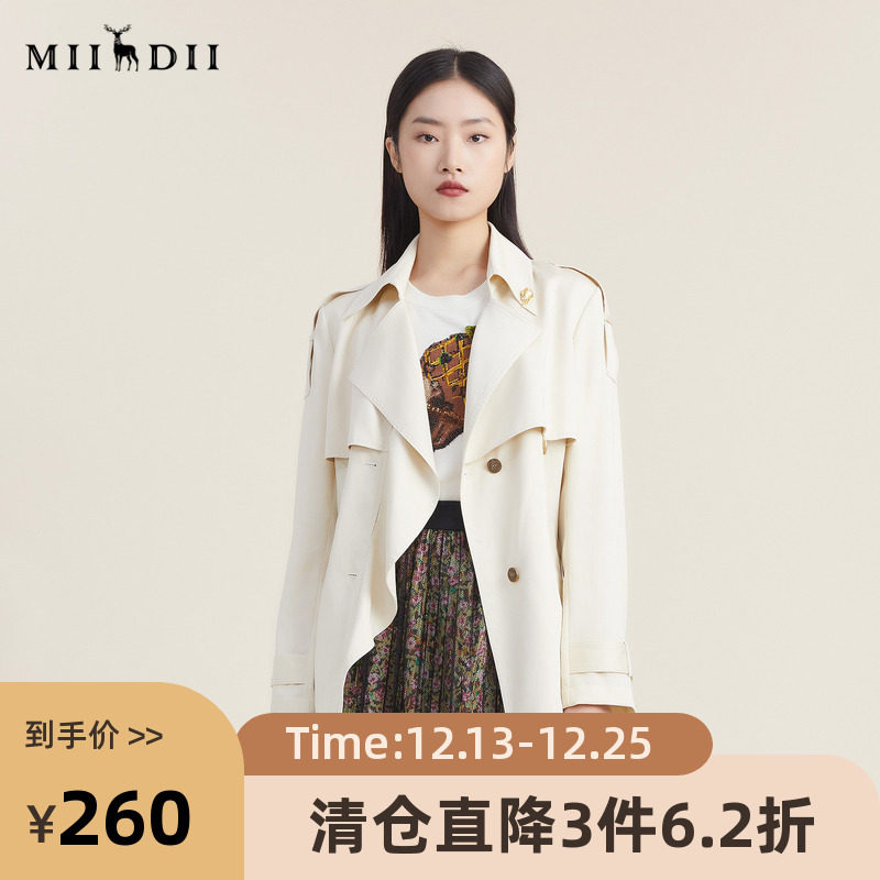 风衣面料垂坠感好有光泽，门襟处荷叶边