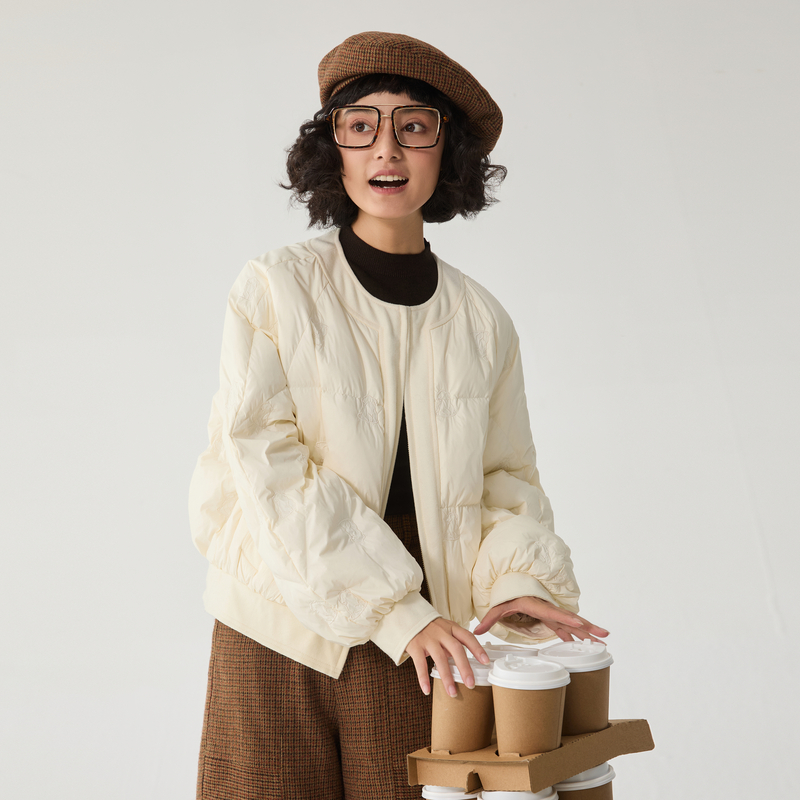 短款休闲羽绒服，手感柔软，插肩袖设计