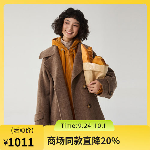 同色拼接大翻领设计率性自然，柔和百搭