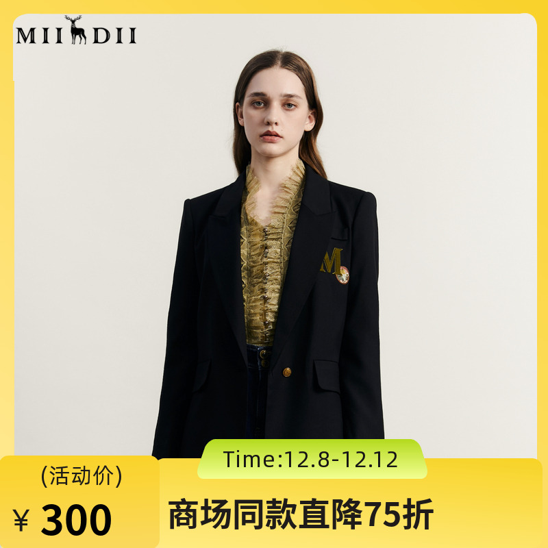 微宽松西装廓形包容性强，设计简洁