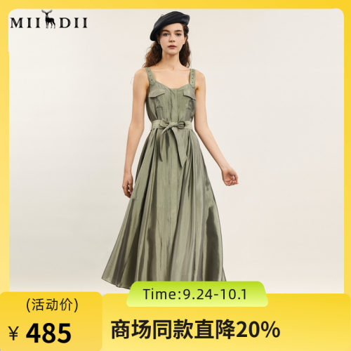 谜底复古风大摆型吊带连衣裙