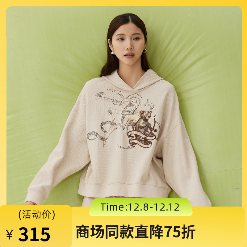 华夫格卫衣材质有肌理感，前幅绣花有趣味性