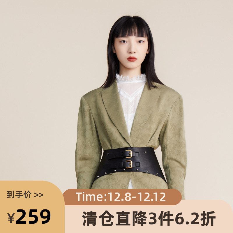 蕾丝刻花面料，面料垂坠，宽肩窄腰复古造型