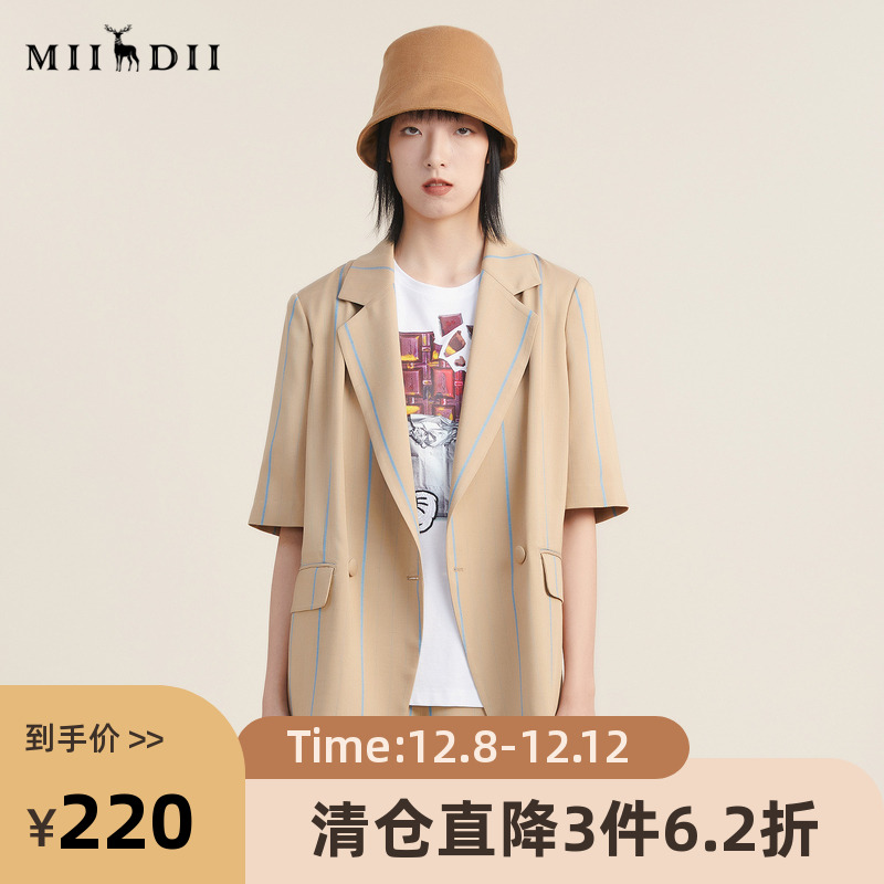 宽松版型，挺括垫肩设计，细腻条纹装饰